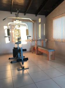 Puerto Presidente FrancoにあるPASAPORTE HOSTELの椅子とベンチ付きの病室です。