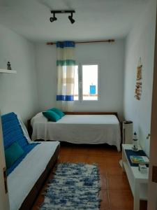 Caleta de CaballoにあるEslanzarote Los Alisios House, Super wifi, Sea viewsのベッドルーム1室(ベッド2台、窓付)