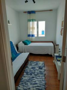 Caleta de CaballoにあるEslanzarote Los Alisios House, Super wifi, Sea viewsのベッドルーム1室(ベッド2台、ラグ付)