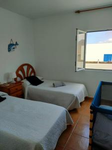 Caleta de CaballoにあるEslanzarote Los Alisios House, Super wifi, Sea viewsのベッド2台と窓が備わるホテルルームです。