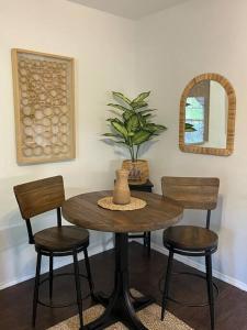 une table et des chaises avec un miroir et une plante dans l'établissement Couples Condo Retreat Overlooking Golf Course, à Branson West