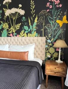 - une chambre avec un lit et un papier peint floral dans l'établissement Couples Condo Retreat Overlooking Golf Course, à Branson West