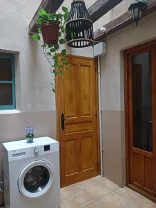 eine Waschmaschine vor einem Haus mit einer Tür in der Unterkunft CASABRAS RURAL in Claravalls