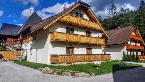 une maison avec des balcons en bois sur le côté dans l'établissement My TALE apartment, à Horná Lehota