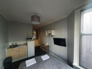 uma pequena cozinha com uma cama num quarto em Blackpool North Close to Station with Free Parking em Blackpool