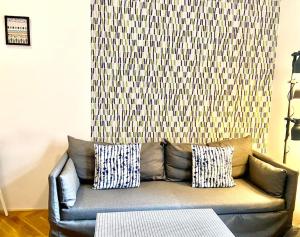 Posezení v ubytování Stunning new 1 bedroom apartment in Prague centre