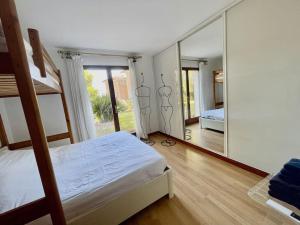 Кровать или кровати в номере Charming Villa Saint-Jean-Cap-Ferrat
