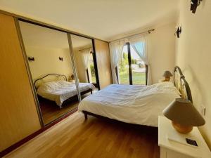 Кровать или кровати в номере Charming Villa Saint-Jean-Cap-Ferrat