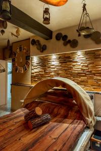 Re dream suite a tema - Rapallo في رابالو: مطبخ مع طاولة خشبية كبيرة وساعة