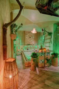 um quarto com uma cama e uma mesa com plantas em Re dream suite a tema - Rapallo em Rapallo