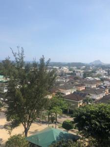 vistas a una ciudad con un árbol y casas en Apartamento Temporada Barra da Tijuca en Río de Janeiro