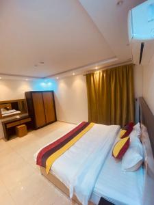 une chambre avec un grand lit et une salle de bain dans l'établissement Taleen Riyadh Residential Units, à Riyad