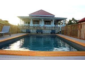 a swimming pool in front of a house at Chez Gisèle et Philippe in Terre-de-Haut