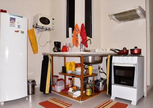 Una cocina o kitchenette en ACONCHEGANTE APTO COPACABANA