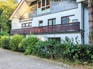 a house with a wooden bench on the side of it at Ferienwohnung Seelboomler in Sankt Peter-Ording