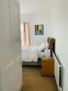 A bed or beds in a room at Lovely 2 bed specious flat with indoor fire place