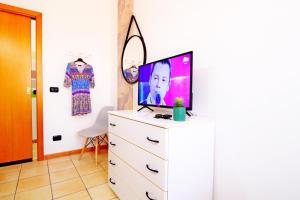 Televízia a/alebo spoločenská miestnosť v ubytovaní Capo d'Orlando Apartments - Cipria