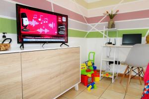 Televízia a/alebo spoločenská miestnosť v ubytovaní Capo d'Orlando Apartments - Cipria