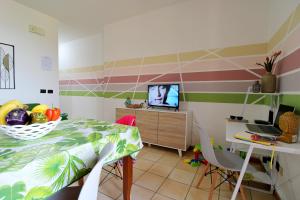 Televízia a/alebo spoločenská miestnosť v ubytovaní Capo d'Orlando Apartments - Cipria