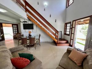 a living room with a couch and a table at Casa a 50 M do Mar Para Recarregar as Energias in Bombinhas