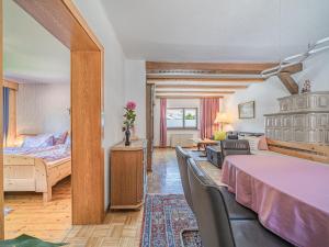1 dormitorio con 1 cama y sala de estar en Ferienhaus Rieder en Hopfgarten im Brixental