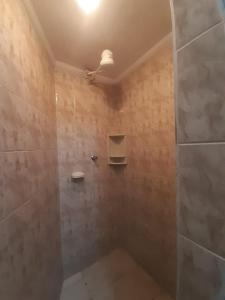 bagno con doccia e parete in pietra di Apeninos Suites Basicas a San Paolo