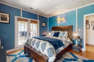 a bedroom with blue walls and a large bed at Gatsby in Monte Rio