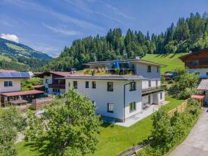 una vista aérea de una casa en las montañas en Tirola Bude Sepp Top 4, en Hopfgarten im Brixental