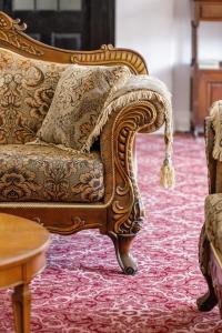 an ornate chair sitting on a red carpet at Hotel Blue & Cottages Katoomba in Katoomba