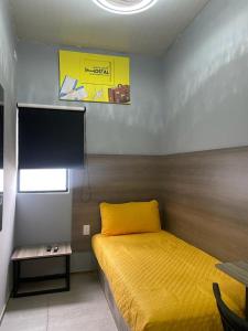 Letto o letti in una camera di CHECK INN HOSTAL AEROPUERTO GDL