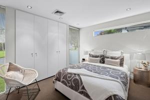 um quarto com uma cama, uma cadeira e uma janela em A Touch Of Class em Lorne
