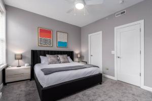 um quarto com uma cama grande e 2 portas brancas em Soaring 2-Bedroom Parkside Loft Walkable to it All em Cincinnati