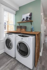 een wasruimte met een wasmachine bij Deluxe 4-Bedroom w Huge Deck 3-Min to Downtown in Cincinnati