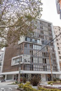 wysoki budynek z znakiem przed nim w obiekcie Apartamento Loft Edificio Soho 906 w mieście Armenia
