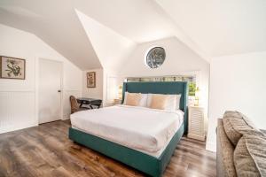 1 dormitorio con 1 cama grande y 1 sofá en Agate Cove Inn, en Mendocino