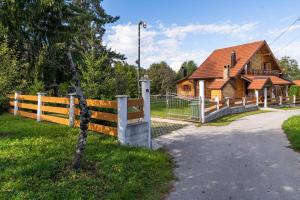 Fotografia z galérie ubytovania Family friendly house with a swimming pool Ogulin, Gorski kotar - 15204 v destinácii Gornje Dubrave