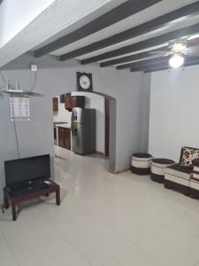 sala de estar con sofá y nevera en HOSTERIA PUERTO BALBANERA, en Tonsupa