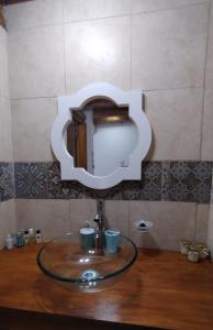 lavabo con espejo encima en Vistalbahouse en Luján de Cuyo