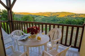 Ein Balkon oder eine Terrasse in der Unterkunft Résidence Les Hauts de Marquay