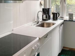 O bucătărie sau chicinetă la 4 person holiday home in Rødby-By Traum