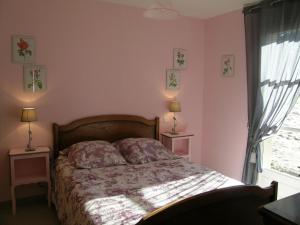 ein Schlafzimmer mit einem Bett mit zwei Tischen und einem Fenster in der Unterkunft Gîte Dompierre-sur-Besbre, 3 pièces, 4 personnes - FR-1-489-174 in Dompierre-sur-Besbre