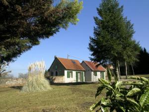 uma casa velha no meio de um quintal em Gîte Dompierre-sur-Besbre, 3 pièces, 4 personnes - FR-1-489-174 em Dompierre-sur-Besbre