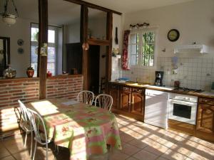 Η κουζίνα ή μικρή κουζίνα στο Gîte Dompierre-sur-Besbre, 4 pièces, 6 personnes - FR-1-489-112