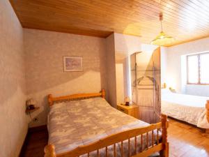 1 dormitorio con 1 cama con techo de madera en Gîte Saint-Crépin-et-Carlucet, 5 pièces, 10 personnes - FR-1-616-108, en Saint-Crépin-et-Carlucet