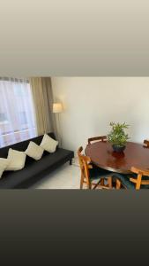 ein Wohnzimmer mit einem Sofa und einem Tisch in der Unterkunft Departamento juan martines in Iquique