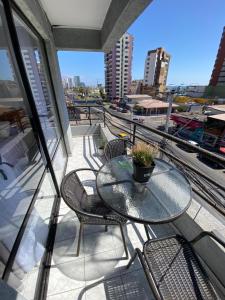 - Balcón con mesa y sillas y vistas a la ciudad en Departamento juan martines, en Iquique