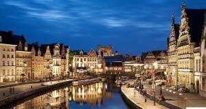 Blick auf eine Stadt mit Fluss und Gebäuden in der Unterkunft Feel at home at this Homeawayfromhome appt with a stunning water canal view and home gym in Gent