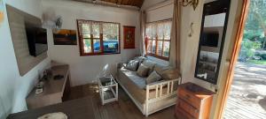 un soggiorno con divano in camera di Las chozas a Punta del Este