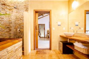 La salle de bains est pourvue d'un lavabo et d'un miroir. dans l'établissement VillaMag, à Jericoacoara