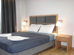 パラリア・カテリニスにあるFOUR REASONSのベッドとタオル2枚のある寝室 +89枚の写真